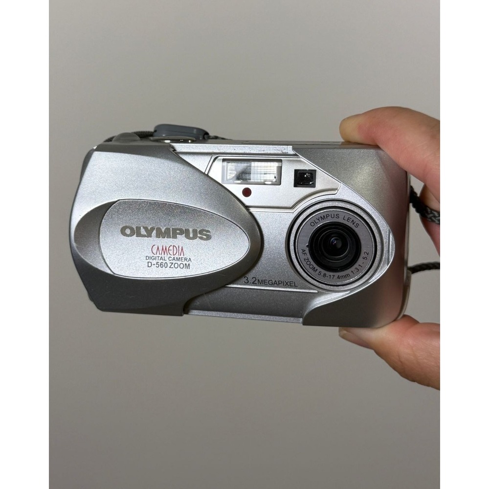 Olympus Camedia D-560 Zoom Digital Camera 3.2MP 3x Optical Zoom Silver Retro